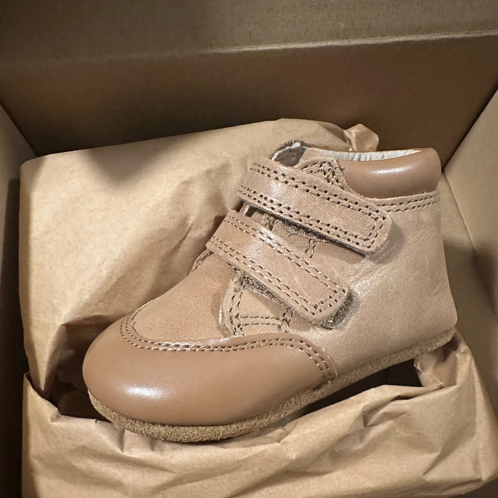 Leather High Top Sneaker - US 3